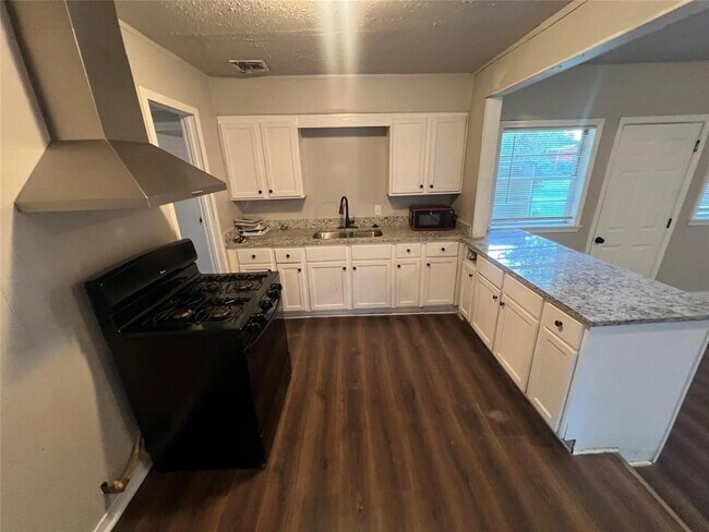 Building Photo - 5818 Glenhurst Dr
