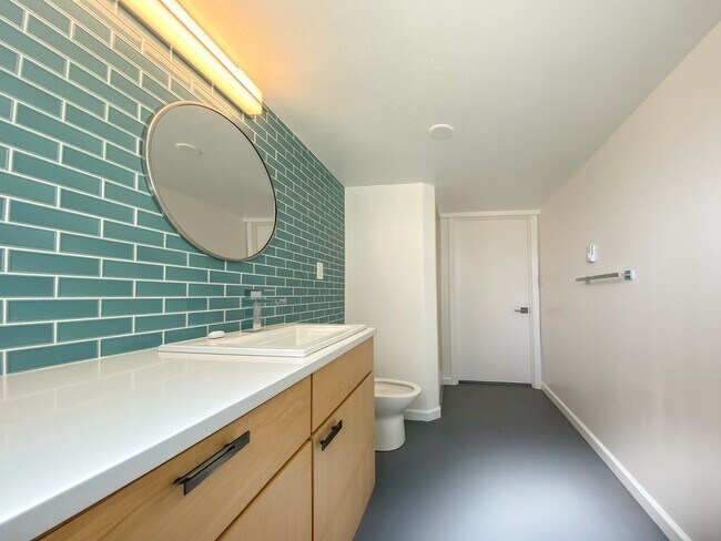 Building Photo - Stunning Mid-Century Home with Spectacular Southerly Views in Sought-After Terwilliger Heights!