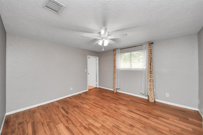 Building Photo - 9422 Val Verde St