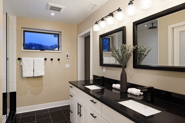 Building Photo - 888 Horse Ranch Dr