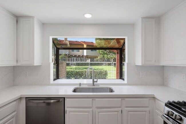 Building Photo - Beautifully Updated Townhome in Dana Point