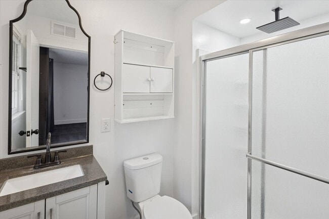 Building Photo - MOVE-IN READY! (Pet Friendly)