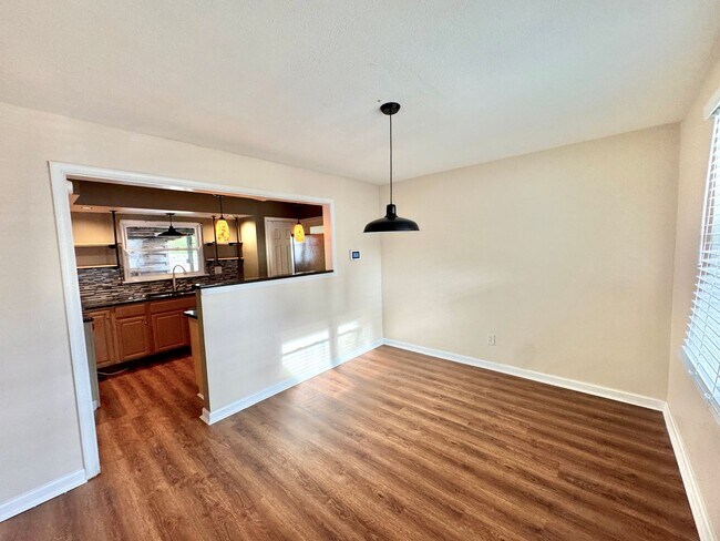 Building Photo - Beautiful Ranch Style Home