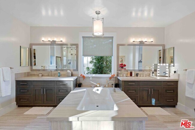 Building Photo - 111 Lake Sherwood Dr