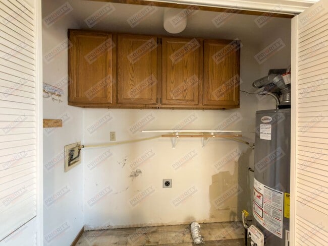 Building Photo - Main level living!