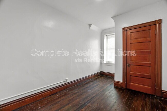 Building Photo - 2042 Russell Blvd