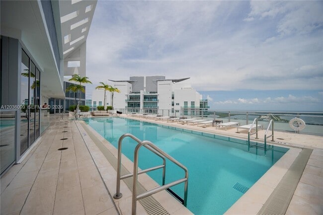 Building Photo - 1300 Brickell Bay Dr