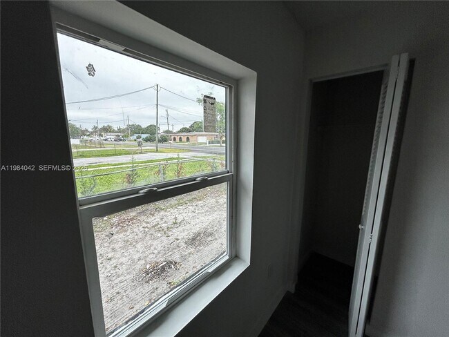 Building Photo - 4429 SW 21st St