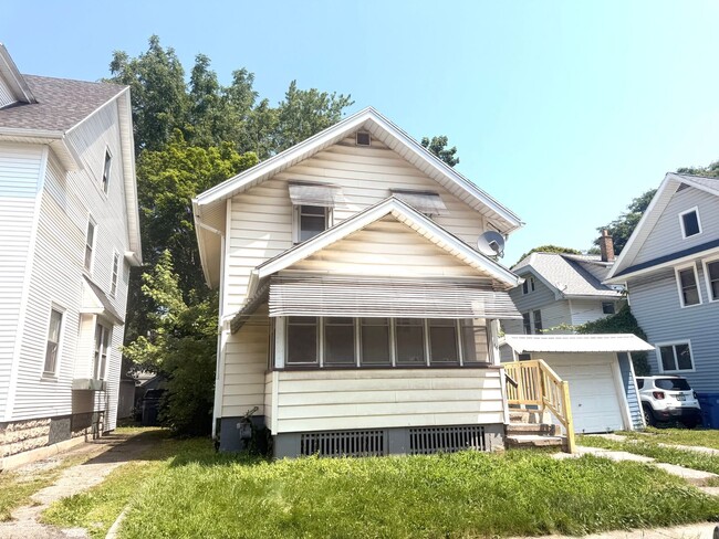 Building Photo - THE CUTEST 3 BEDROOMS SINGLE HOME !! 1St floor bedroom