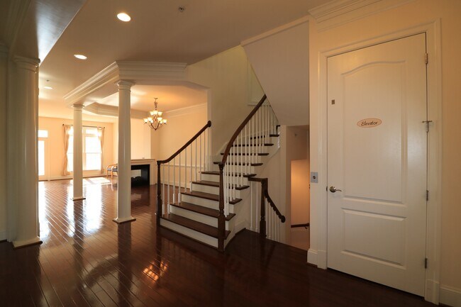 Building Photo - SHORT TERM LEASE AVAILABLE -- Luxury TH in Bethesda - 4 bed + 3.5 ba - Elevator TH in Gated commu...