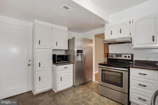 Building Photo - 3209 19th Rd N