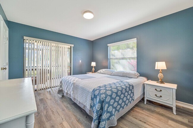 Building Photo - ** 2/2 First Floor Condo ~ Cross Creek ~ R...
