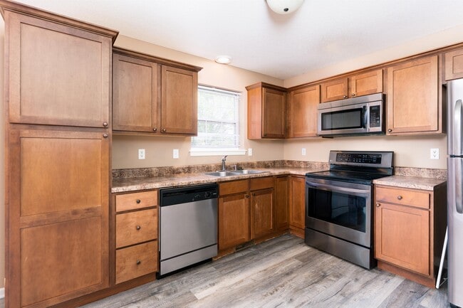 Building Photo - 1305 E Omaha Ct