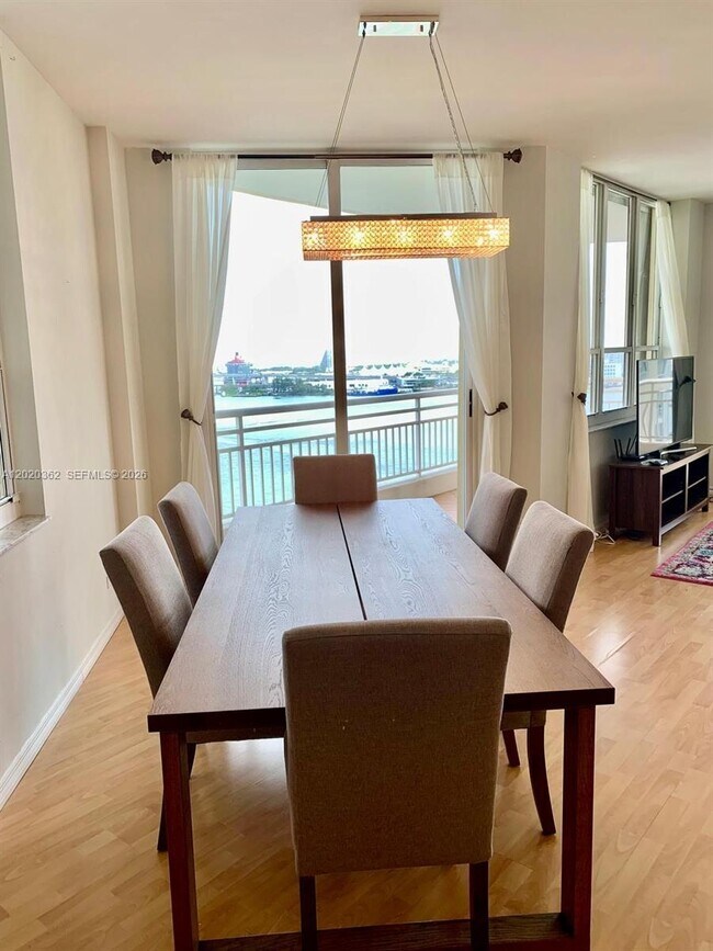 Building Photo - 888 Brickell Key Dr