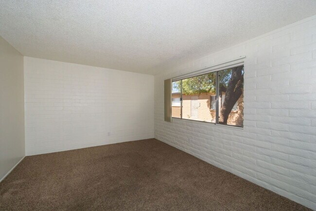 Building Photo - 4557 E Bellevue St