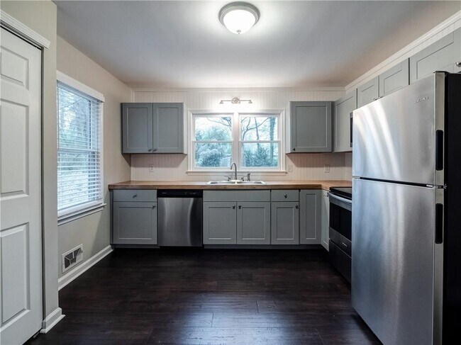 Building Photo - 4745 Hillside Dr