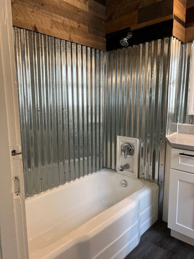 Building Photo - Great 8 Bedroom House Very Close to University of Washington