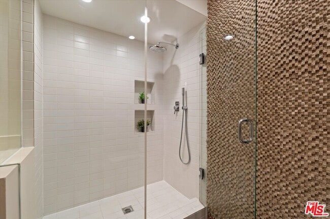 Building Photo - 850 Kings Rd