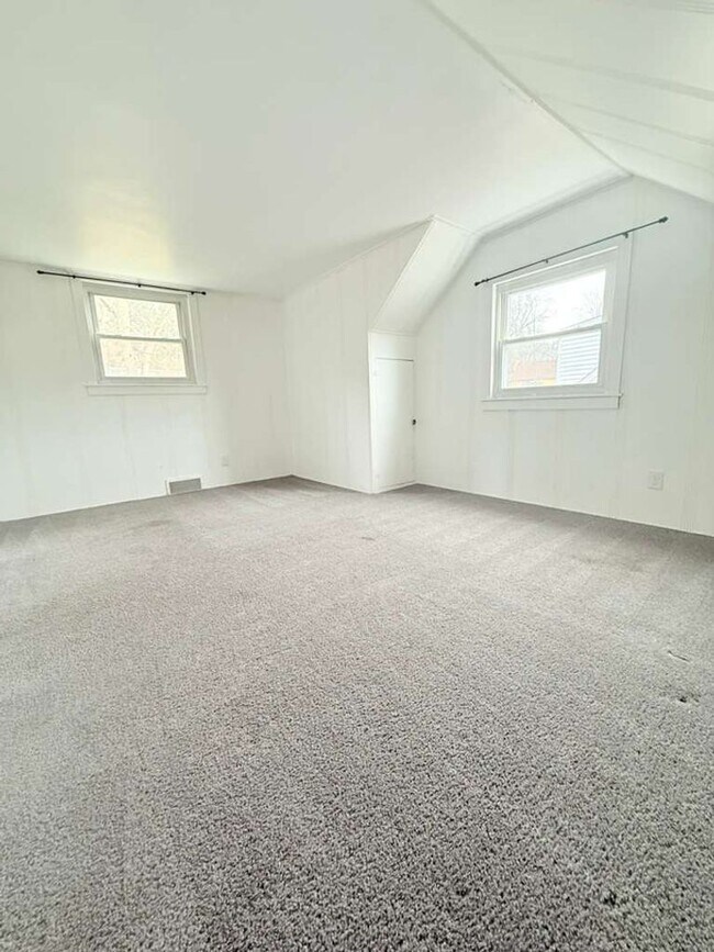 Building Photo - Beautiful and Fully renovated 4bd 2ba house in Penn Hills!