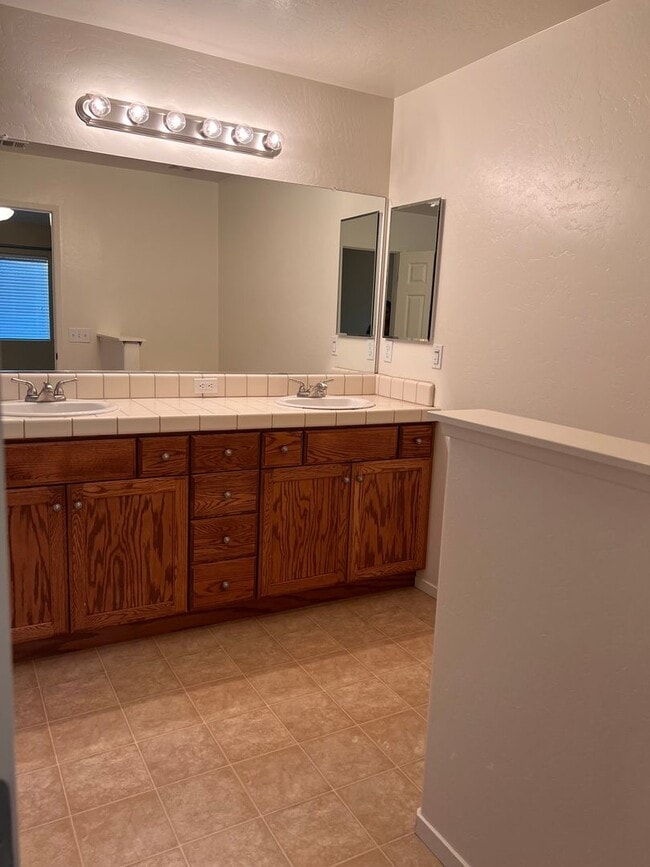 Building Photo - 1003 W Westmont Ct