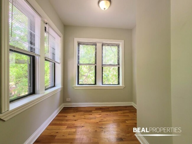Building Photo - 2 bedroom in CHICAGO IL 60613