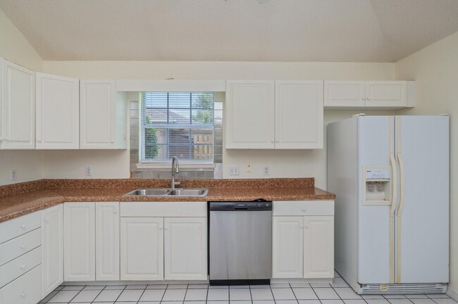 Building Photo - 437 S Shore Dr