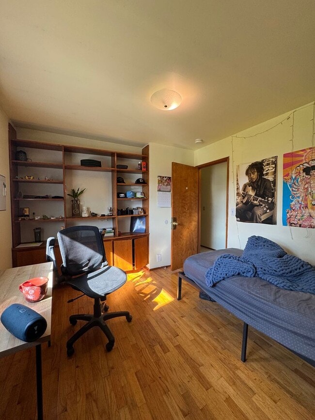 Building Photo - Spacious 5 Bedroom Rental by Park