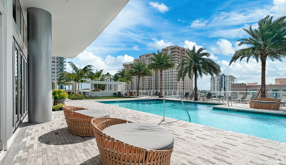 Pool Deck - ALLUVION LAS OLAS