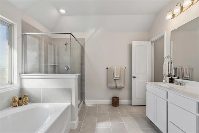 Building Photo - 1220 W Yarrow Ave