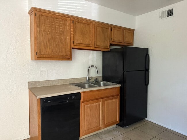 Building Photo - 2 Bedroom Phx. Condo