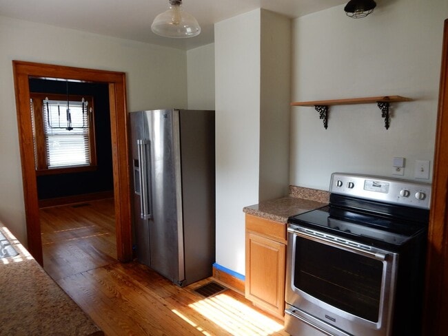 Building Photo - 3 BR home with fantastic location in the h...