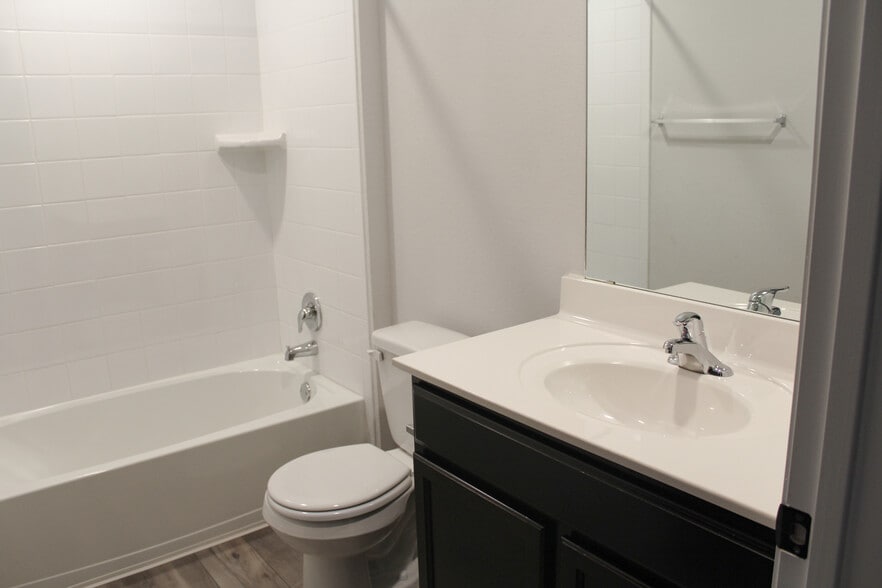 Building Photo - 1013 Velvet Ct