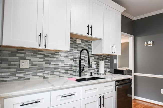 Building Photo - 304 Bridle Path