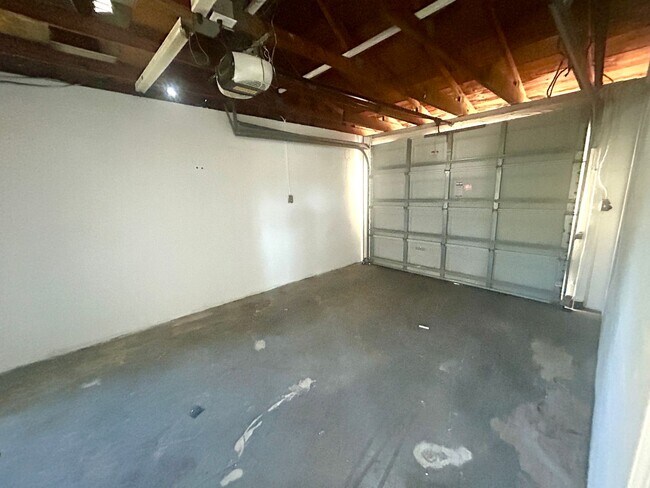 Building Photo - 2 Bed/1 Bath, Single Family Home in Beacon Square AVAILABLE NOW!!