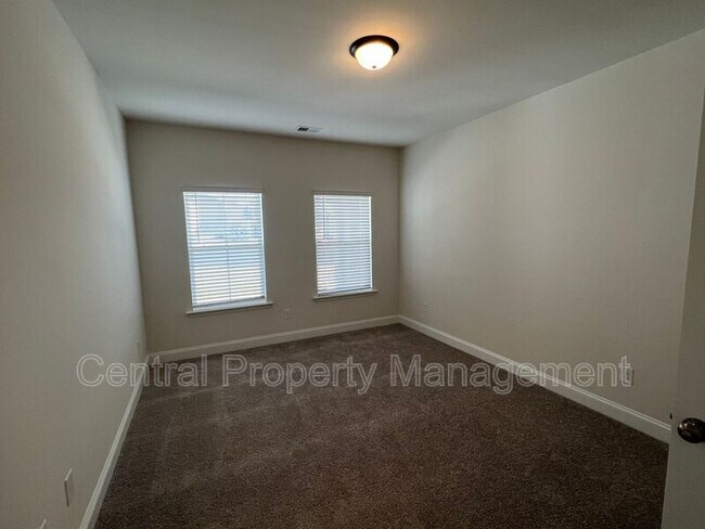 Building Photo - 102 Lariat Ct