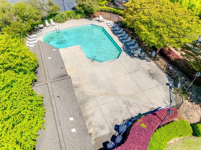 Building Photo - Beautiful 2 Bed 2.5 bath townhome in Benni...