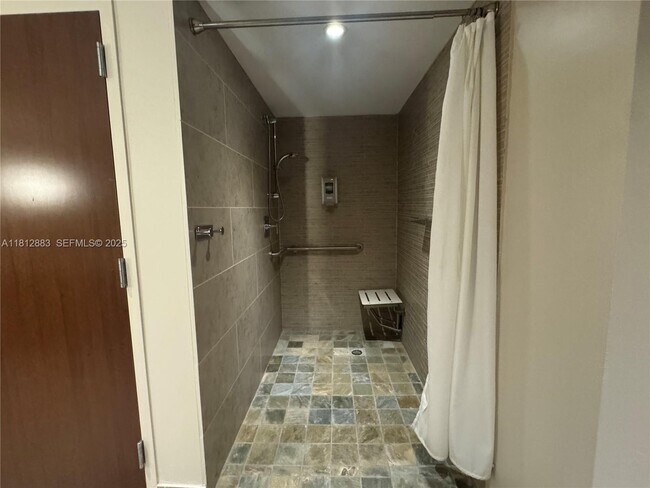 Building Photo - 2641 N Flamingo Rd