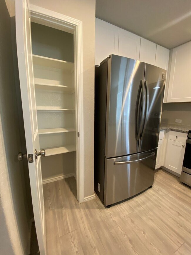 Building Photo - Move in Ready 3 bd/2 ba with bonus rooms!