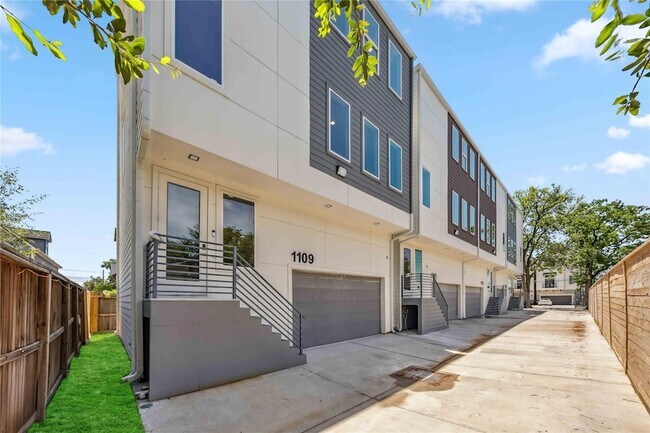 Building Photo - 1113 W 21st St