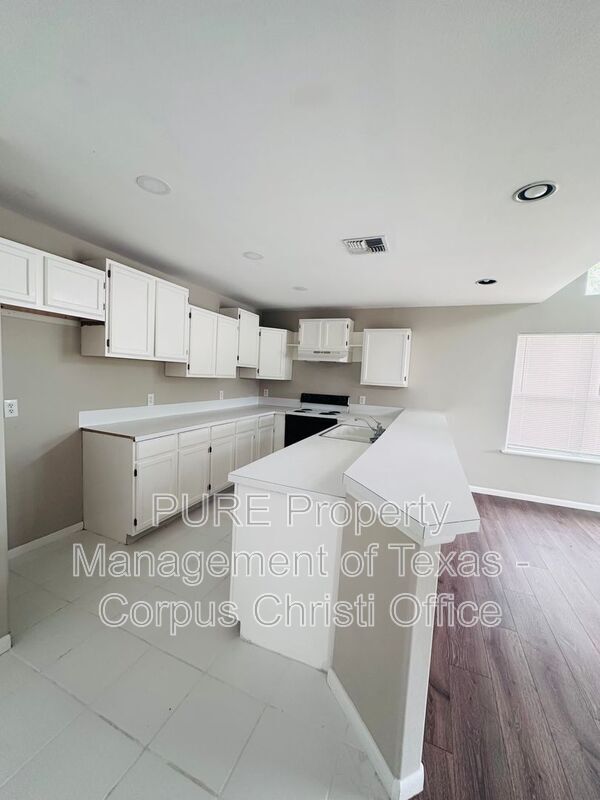 Building Photo - 4006 Panama Dr