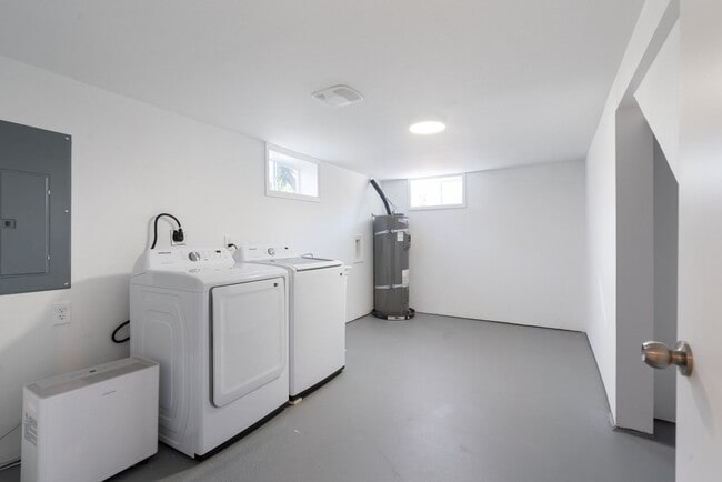 Building Photo - Spacious 4-Bed Home w/ Finished Basement & Fenced Yard – Lents Neighborhood