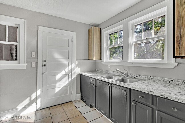 Building Photo - 1431 W 26th St