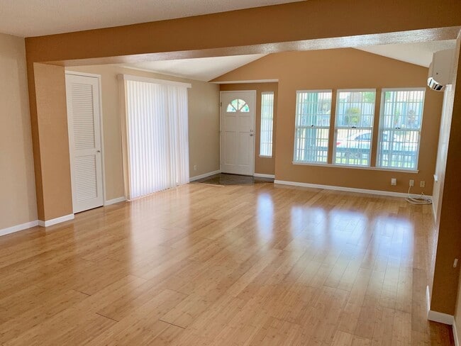 Building Photo - Stunning 3-bedroom and 3-bathroom Home (Ka...