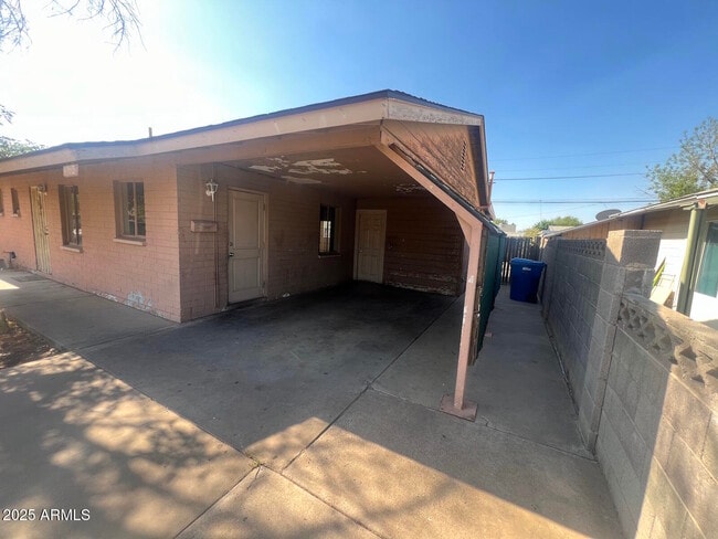 Building Photo - 1237 E Vine Ave