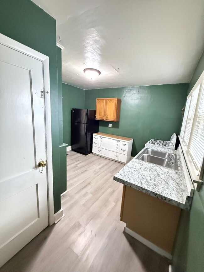 Building Photo - 346 1st St