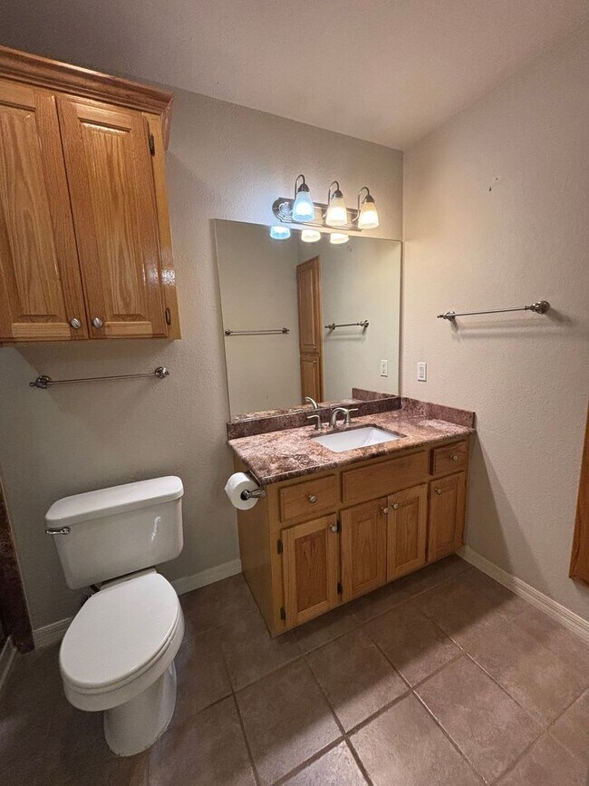 Building Photo - Awesome 3 bed/2bath/2 car Split floor plan in Southfork III!