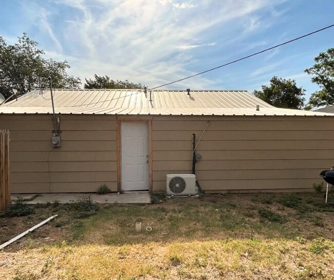 Primary Photo - Backhouse Efficiency For Rent