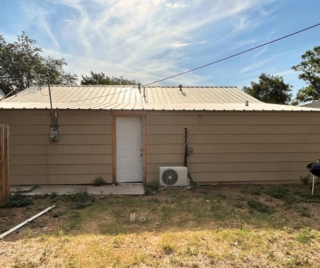 Building Photo - Furnished ALL BILLS PAID Backhouse Efficiency For Rent