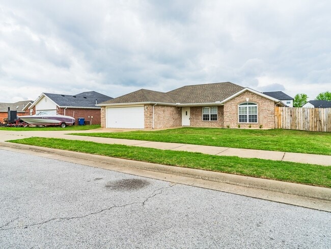 Building Photo - 2402 SW 19th St