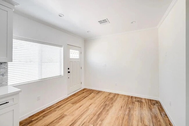 Building Photo - Stunning One-Bedroom Apartment